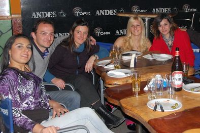 MDZol | Mesa multitudinaria: Juan Francisco, Augusto, Magdalena, Eliana, Florencia, Jean Sebastián y Luciana. Foto: Gentileza