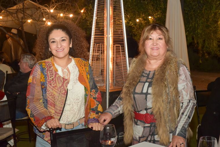 Lorena Salinas y Adela González. Lorena Salinas y Adela González.