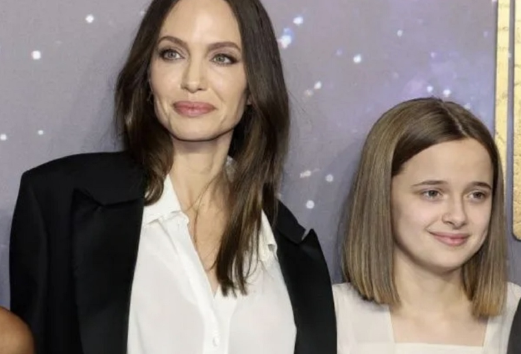 Angelina junto a su hija Vivienne.