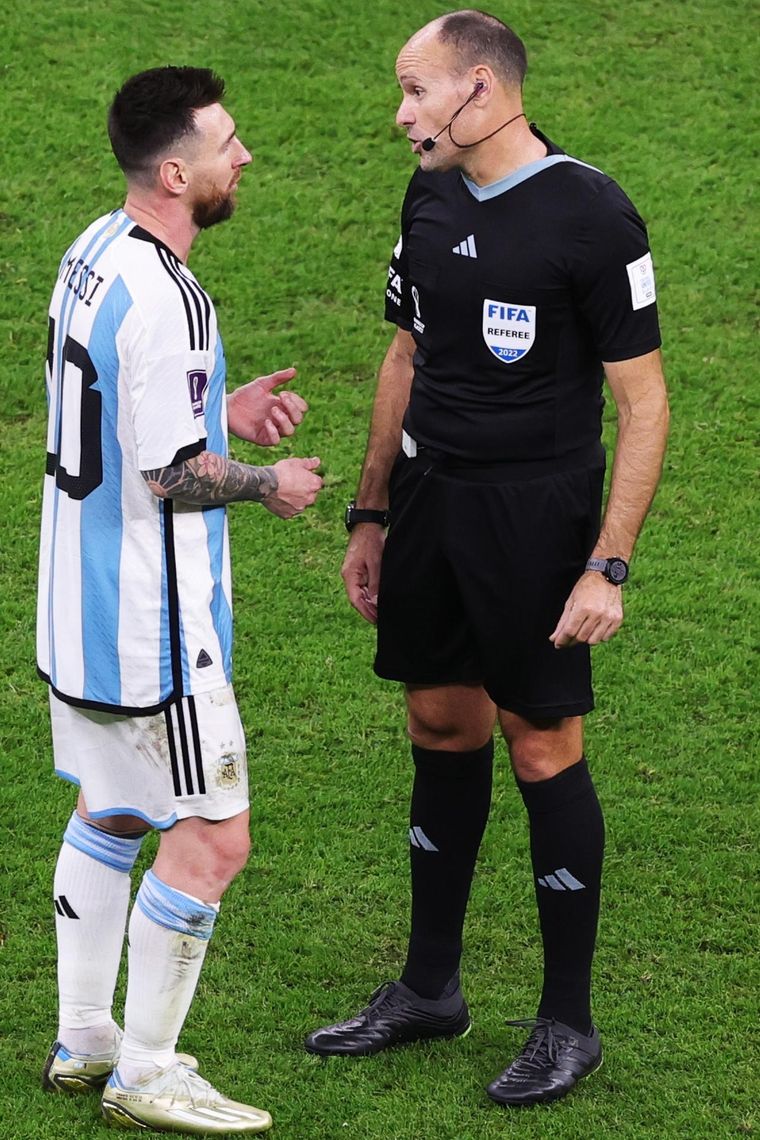 Messi y Lahoz. Foto: EFE