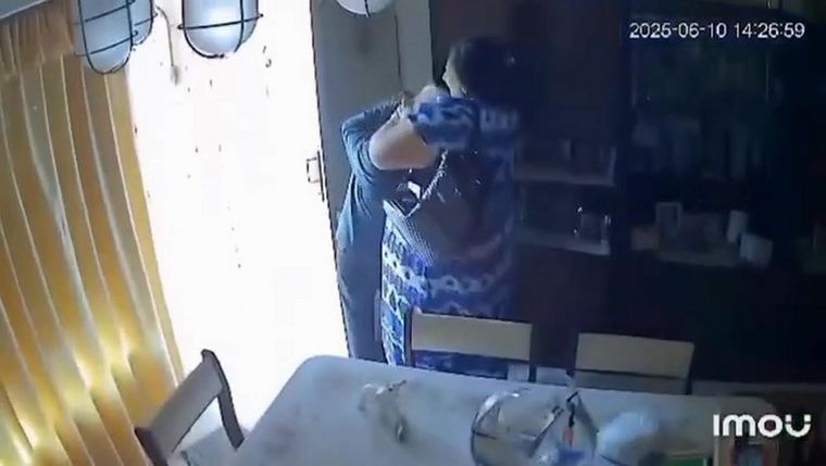 Los gritos de la jubilada alertaron a vecinos, lo que habría frustrado el robo. La pareja escapó rápidamente del lugar en un vehículo, sin concretar el saqueo.