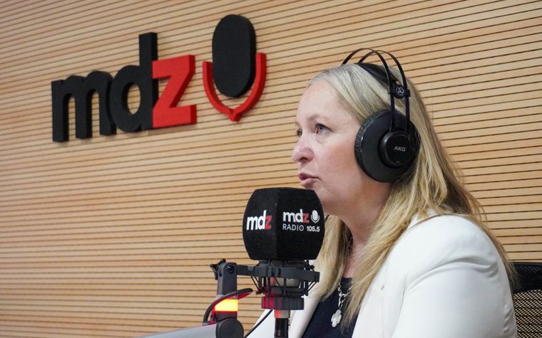 Hebe Casado en el estudio de Radio MDZ.