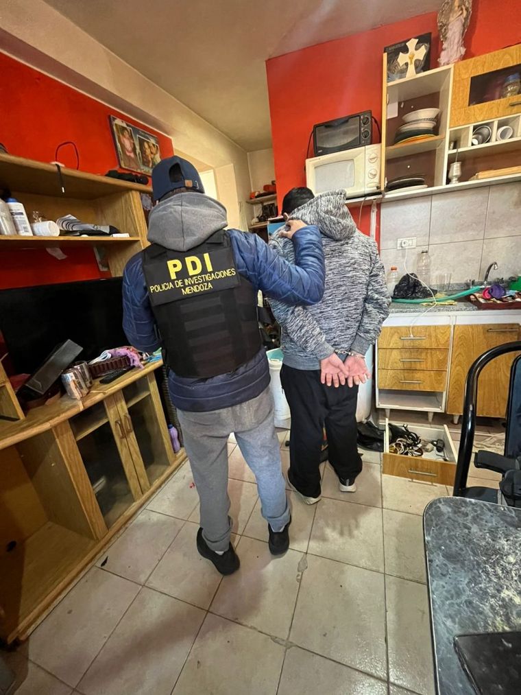 Durante los allanamientos, efectivos policiales lograron detener a cuatro sospechosos vinculados a causas por amenazas agravadas con arma de fuego Durante los allanamientos, efectivos policiales lograron detener a cuatro sospechosos vinculados a causas por amenazas agravadas con arma de fuego