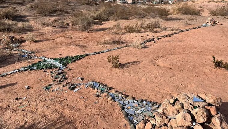 Una extraña cruz de piedras y vidrios apareció en el Parque de los Dinosaurios de Neuquén. Foto: LMNeuquen