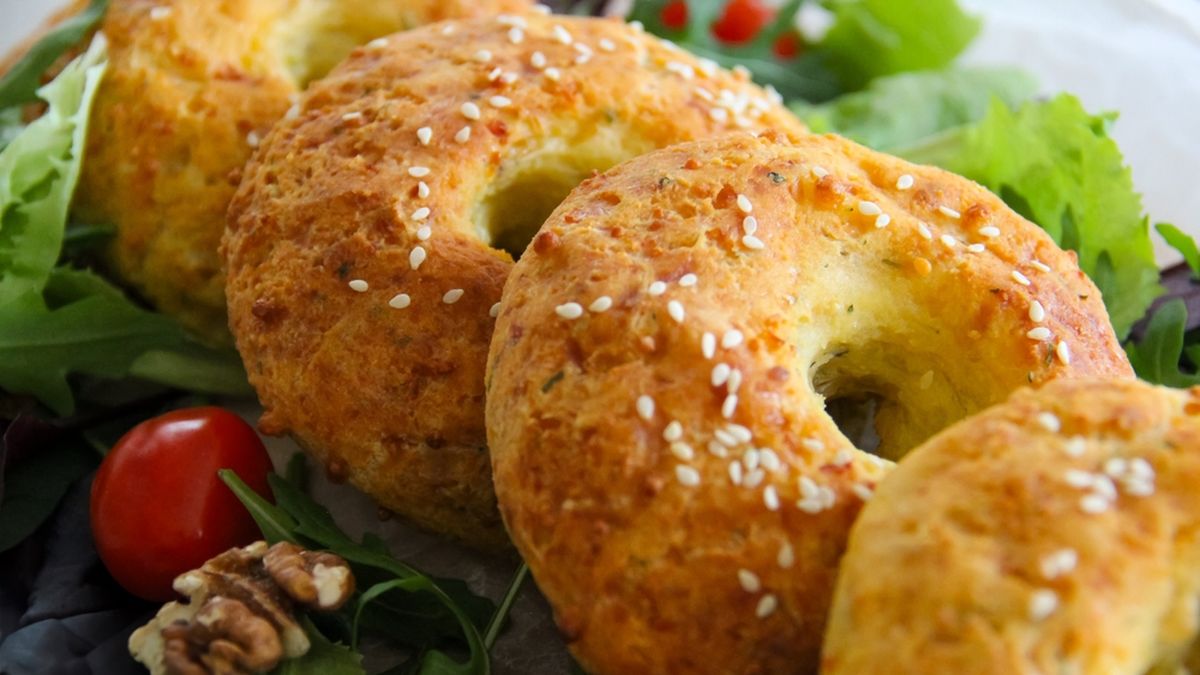 Bagel keto casero un pan diferente: receta baja en carbohidratos y llena de sabor.