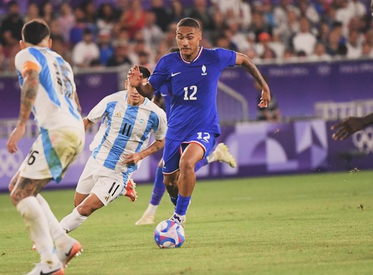El mediocampista continuó con sus gastadas. Foto: Instagram @e.millot17