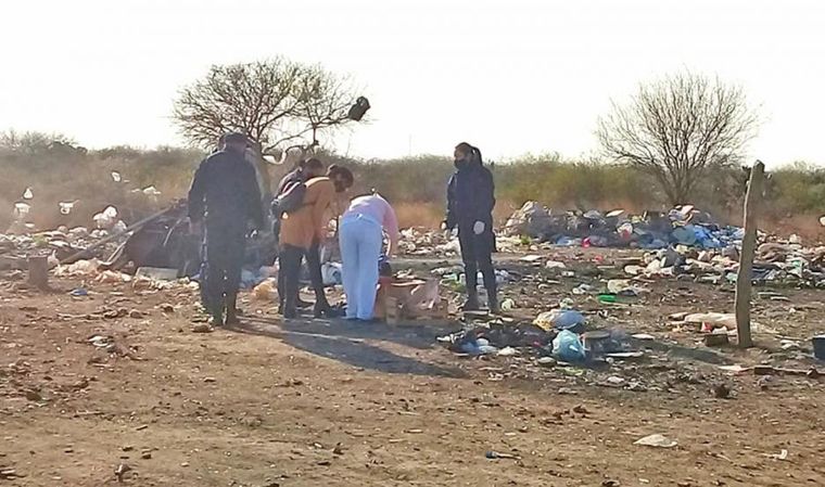 El cuerpo del bebé fue hallado en un basural, envuelto en una bolsa y adentro de una caja