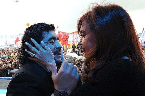 Cristina Fernández de Kirchner junto a Diego Maradona. Cristina Fernández de Kirchner junto a Diego Maradona.