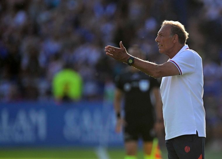 Miguel Russo destacó lo difícil que fue jugar por abajo en una cancha en mal estado. Igual, no es excusa y hay que mejorar, dijo. Foto: FotoBaires