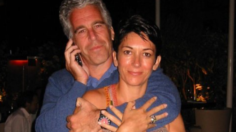 Jeffrey Epstein y Ghislaine Maxwell en una foto publicada por el Departamento de Justicia de EE.UU.