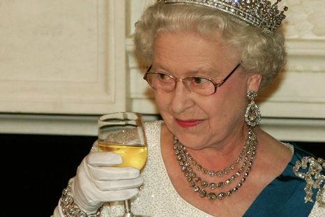 La Reina Isabel II y un vino que le gusta mucho.