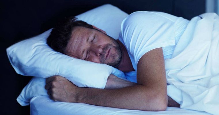¿De qué lado de la cama deberías dormir?