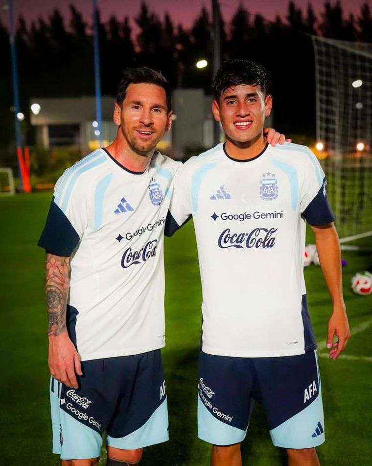 La foto de Tom&aacute;s Aranda con Lionel Messi en el predio de la AFA.