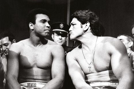 Oscar Bonavena cara a cara con Muhammad Ali en la previa de la pelea en el Madison. Oscar Bonavena cara a cara con Muhammad Ali en la previa de la pelea en el Madison.