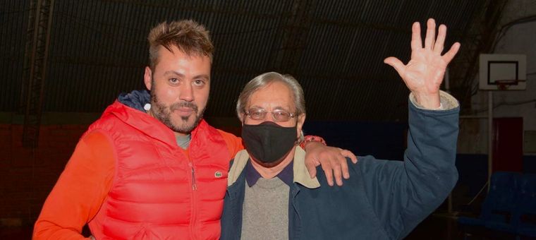Nicolás Popón junto a su padre el día de las elecciones. Foto: Gentileza Salto Inicial.