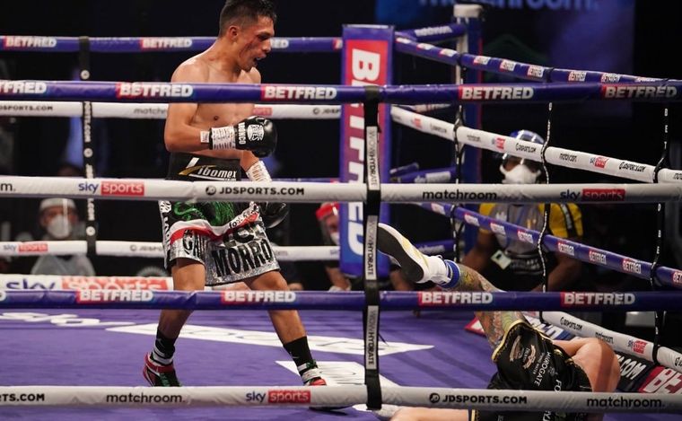 Mauricio “Bronco” Lara derrumba a Josh Warrington. Foto: Izquierdazo