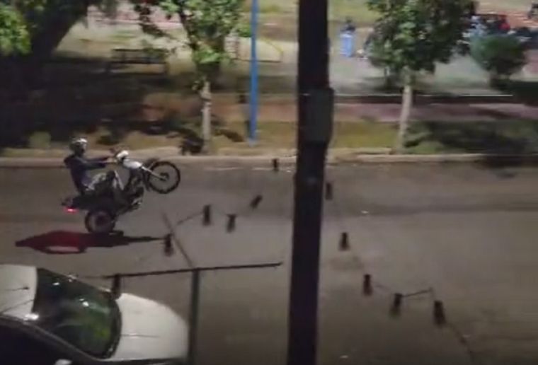 Casi a diario, las motos pican, hacen piruetas y ruidos molestos en Godoy Cruz.&nbsp;