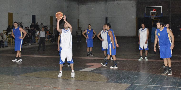 Por esta foto fue agredido y expulsado de la cancha nuestro fotografo. Estos chicos llegarán a la NBA? Foto: Mediamza.com