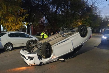 El vehículo quedó atravesado sobre la calzada tras el vuelco. El vehículo quedó atravesado sobre la calzada tras el vuelco.