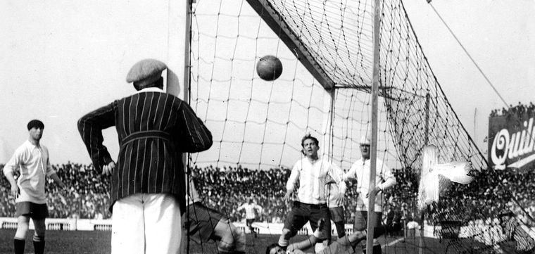 La foto inmortal: Onzari supera al arquero de Uruguay y logra lo inédito.