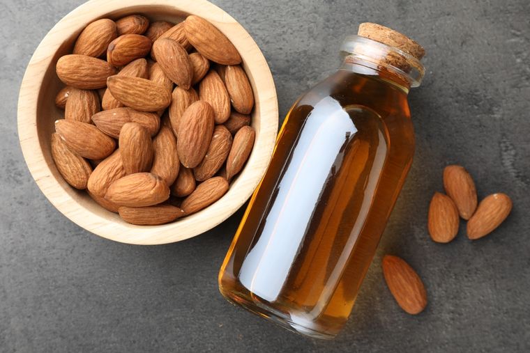 El aceite de almendras es clave para cuidar el cabello en invierno. El aceite de almendras es clave para cuidar el cabello en invierno. 