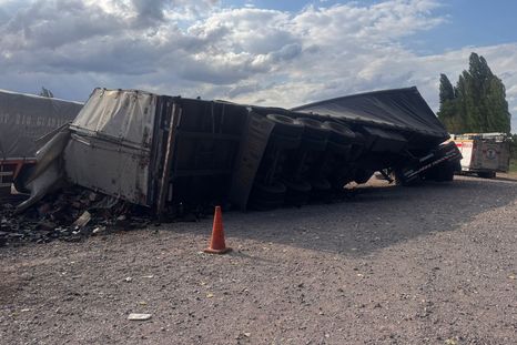 Así quedó el semirremolque del rodado al mando del camionero brasileño. Así quedó el semirremolque del rodado al mando del camionero brasileño.