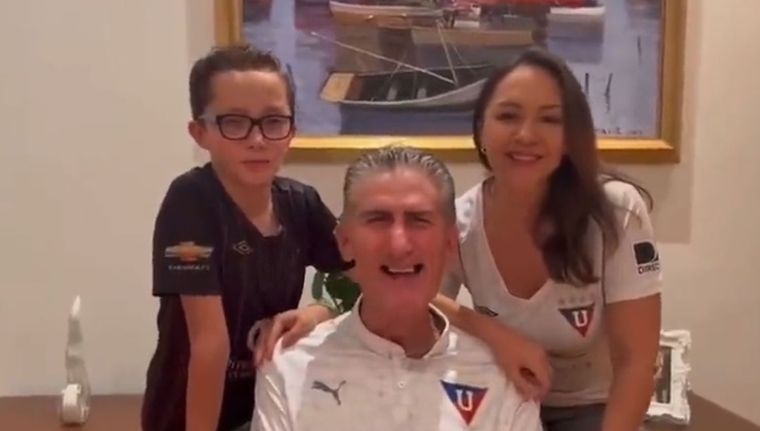 Bauza, con familia, con la camiseta de la Liga de Quito. Foto: Captura Bauza, con familia, con la camiseta de la Liga de Quito. Foto: Captura