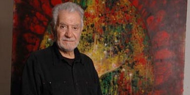 El artista con una de sus obras de fondo. Foto: Web