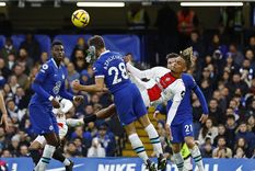 El momento exacto del golpe de Sékou Mara a César Azpilicueta. Foto: EFE