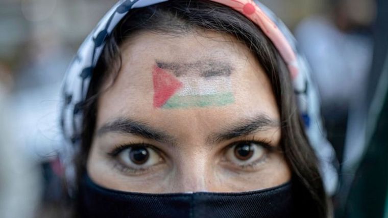 En Chile, una mujer protesta a favor de Palestina durante el conflicto con Israel que estalló el 10 de mayo pasado. Foto: GETTY IMAGES