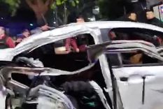 En plena fuga, delincuentes chocaron contra un patrullero, luego con un poste y uno de ellos murió en el acto. En plena fuga, delincuentes chocaron contra un patrullero, luego con un poste y uno de ellos murió en el acto.