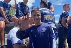 Alex Arce celebra en plena caravana. Foto: Fabián Salamone / MDZ Alex Arce celebra en plena caravana. Foto: Fabián Salamone / MDZ