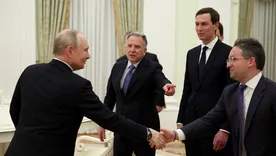 Vladimir Putin junto a los enviados estadounidenses Steven Witkoff, Jared Kushner y Josh Gruenbaum.