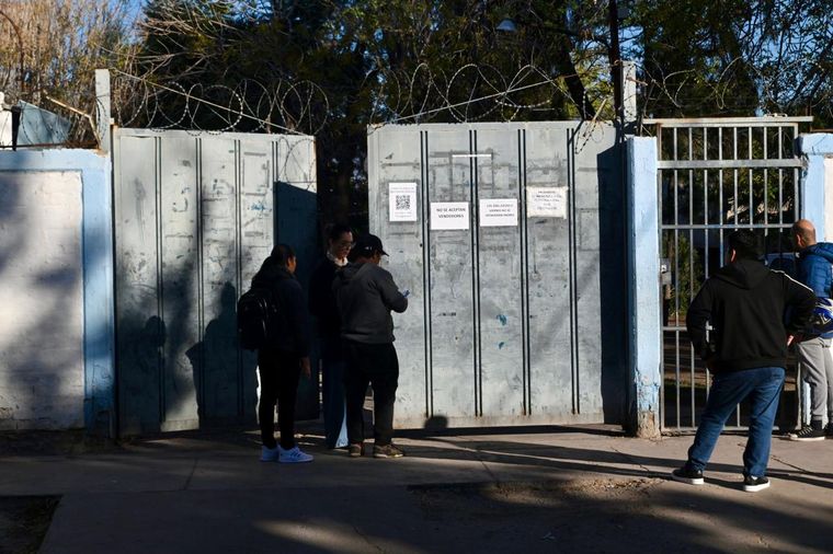 Luego del episodio que generó alarma, este jueves hubo clases parciales, pocos estudiantes y fuerte preocupación de las familias. Luego del episodio que generó alarma, este jueves hubo clases parciales, pocos estudiantes y fuerte preocupación de las familias.