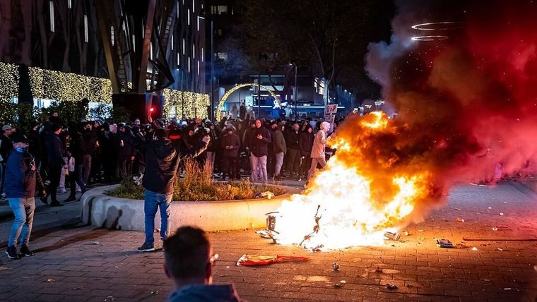 En Rotterdam se generaron graves disturbios.