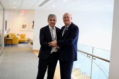 El ministro de Economía, Luis Caputo, junto al presidente del BID, Ilan Goldfajn.