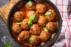 La técnica de mezclar la carne de cerdo con ingredientes como cebolla, ajo, hierbas frescas y especias crea una combinación de sabores deliciosa y reconfortante en cada bocado Foto: Shutterstock