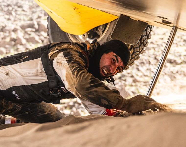 El Toyota de Botterill y Mena quedó enterrado en la arena.