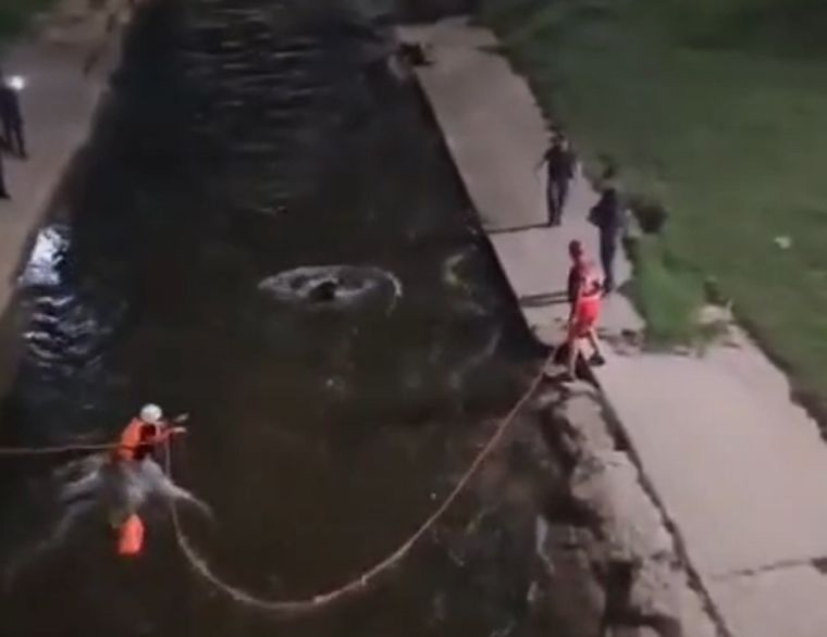 El momento en que el sospechosos era rescatado del río minutos antes de quedar detenido Foto: Captura de video