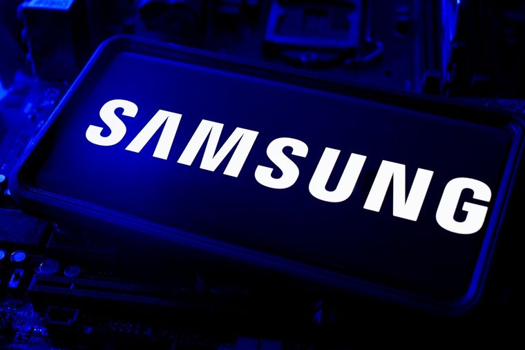 Samsung y Apple concentran casi la mitad de los teléfonos activos globales. Samsung y Apple concentran casi la mitad de los teléfonos activos globales.