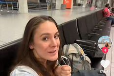 Esta tiktoker compartió su truco para dormir en el aeropuerto y se hizo viral Foto: captura de video @girlvsglobe