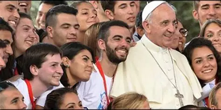 Para el papa Francisco, el aula debe ser un refugio contra la violencia y la polarización.