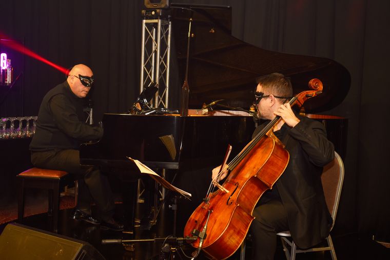 Los músico brillaron en el Hyatt Masquerade. Los músico brillaron en el Hyatt Masquerade.
