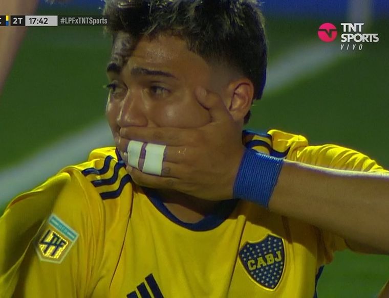 Zeballos, desconsolado: se retiró lesionado en la derrota de Boca Foto: TNT Sports