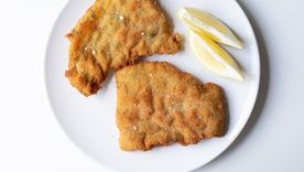 Las milanesas son un plato sencillo, pero que tiene sus secretos para que te salgan secas y crocantes. Foto: Unsplash
