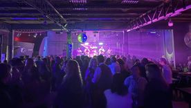 El Manjar Bailable es un boliche conocido en San Martín entre los adultos mayores. El Manjar Bailable es un boliche conocido en San Martín entre los adultos mayores.