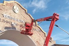 Operarios trabajan en la recuperación de la fachada del Arco Desaguadero.