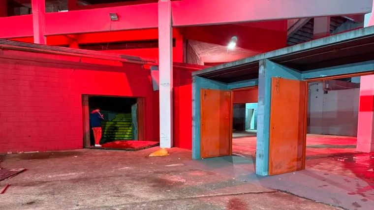 La cancha de Independiente sufrió severos daños.