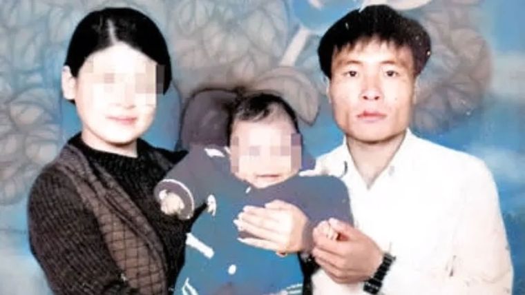 Wang Qiang y su familia, antes de la ejecución. Foto: NA