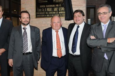 MDZol | El cónsul Luis Calvo, el vicegobernador Cristian Racconto, Juan Ignacio Belasco, el intendente Omar Parisi y el presidente del Gobierno de Navarra, Miguel Sanz Sesma. Foto: Gerardo Gómez / MDZ